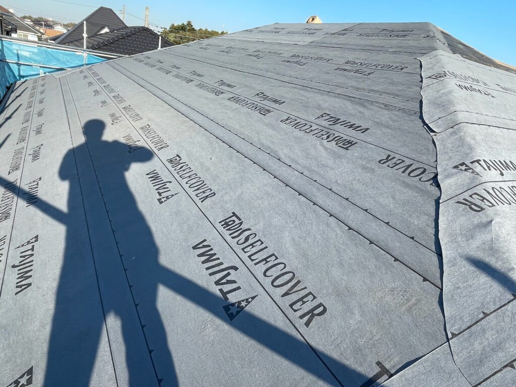 北面：防水シート取り付け<br />
（ビスを使用しない、粘着タイプを使用しました。）<br />
※防水シートは雨漏れを防ぐための重要な役割です。